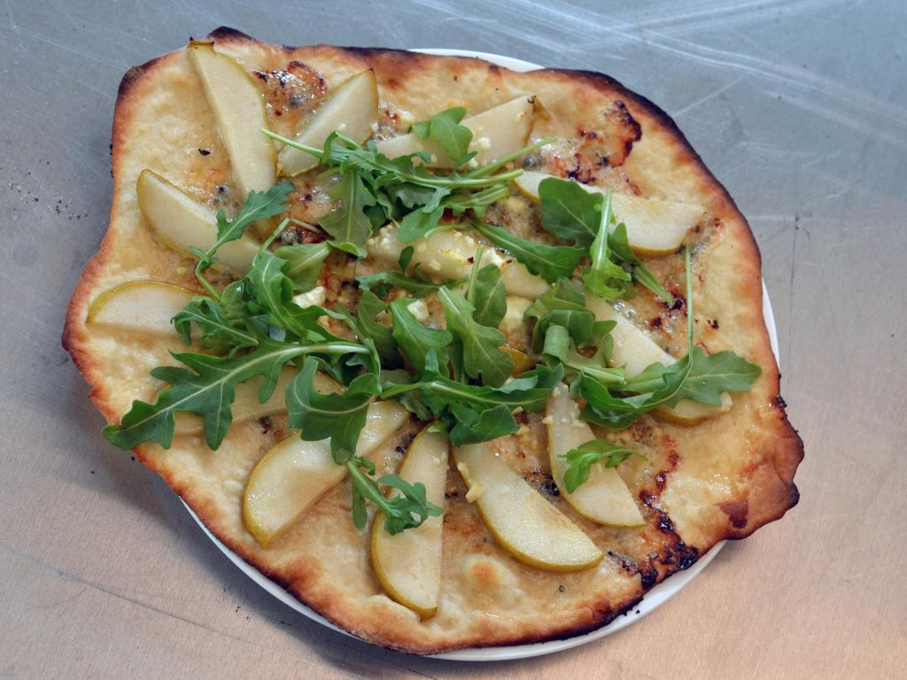 pear gorgonzola pizza with argula